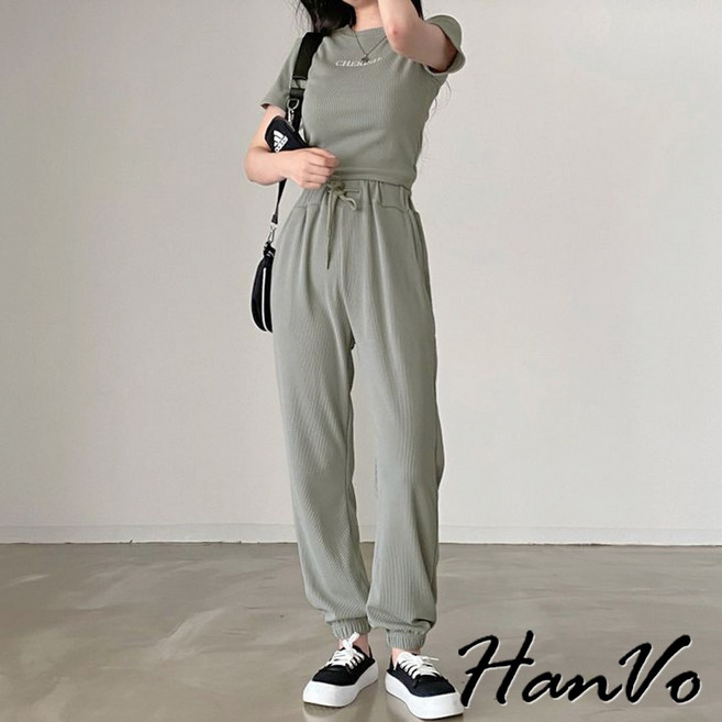 HanVo 刺繡短袖圓領上衣與束口長褲休閒套裝