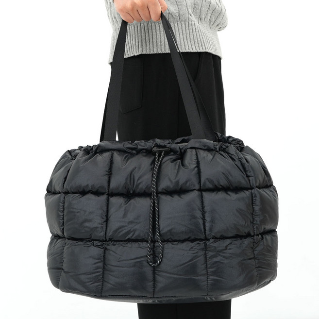 나이키 토트백 남녀공용 패딩 퀼팅 가방 데일리 숄더백 28L 소프트 대용량백 다용도 스포츠백