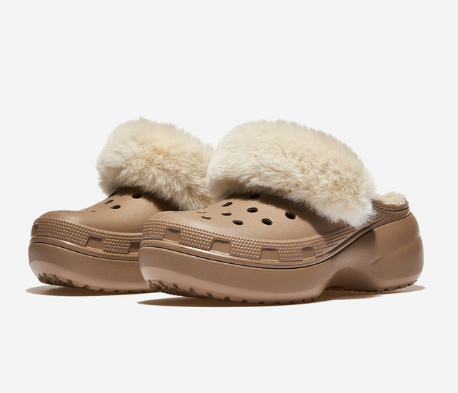 크록스 여성용 카라멜베이지 퍼 플랫폼 캐쥬얼 클로그 - 키높이 아웃솔 보온 안감