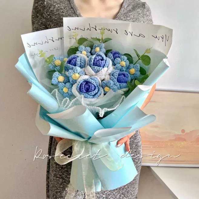 毛線手工針織花束成品 畢業季生日禮物, 1件, 5藍玫瑰 禮袋 35   25   15Cm : 1