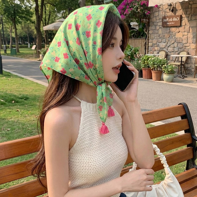 헤네스 여성 태슬 플라워 스카프 사각 쁘띠 두건 반다나 봄 여름 휴양지룩 페미닌 헤어 여자 패션 코디