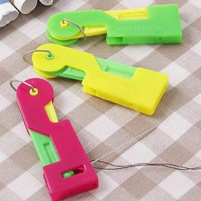편리한 바늘 실끼우기 자동 바늘 실꿰기 도구 바늘끼우기도구 실끼우개, 1개, 색상랜덤