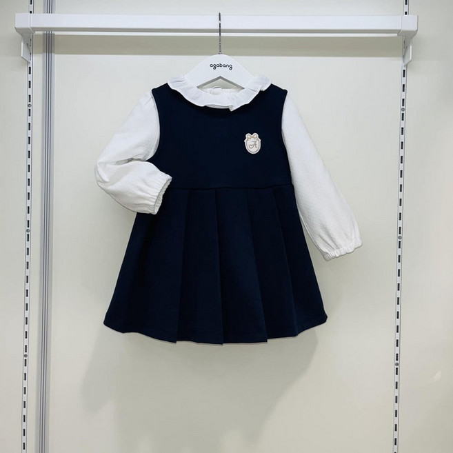 아가방(야탑점) 40%할인 흰색 기본 티셔츠에~ 단정 모던한 봄 원피스입니다~