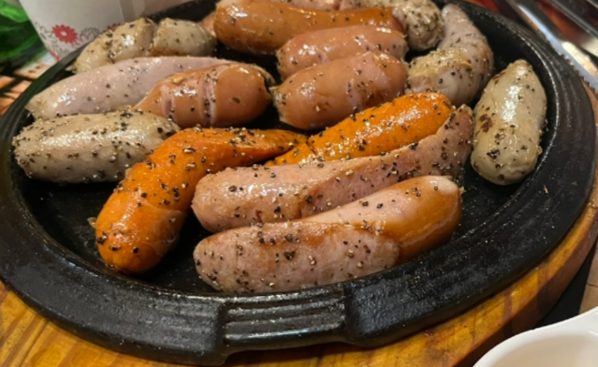 [지원지구] 1+1 수제 모듬소세지 900g 핫도그 7가지맛 캠핑 야영 야식 술안주 맥주생각 소시지 불멍, 450g, 2개