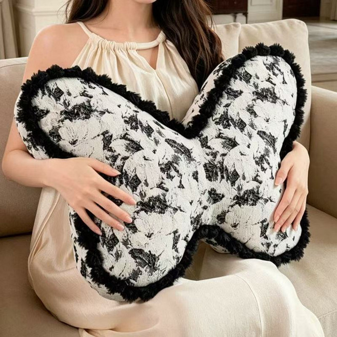 蝴蝶造型靠墊 少女感抱枕 居家擺件枕頭, 黑色油画系蝴蝶,55*35厘米