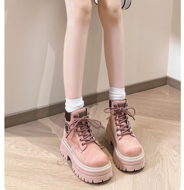 빛나는 판다 핑크색 부드러운 가죽 여성용 마틴 부츠2025년 가을 겨울 작은 키를 위한 내장 키높이 짧은 부츠 아웃도어 작업화