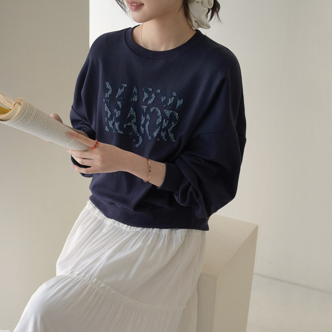 데일리앤 마이너 여성 세미크롭 패치 레터링 루즈핏 맨투맨 면 티셔츠 봄 가을