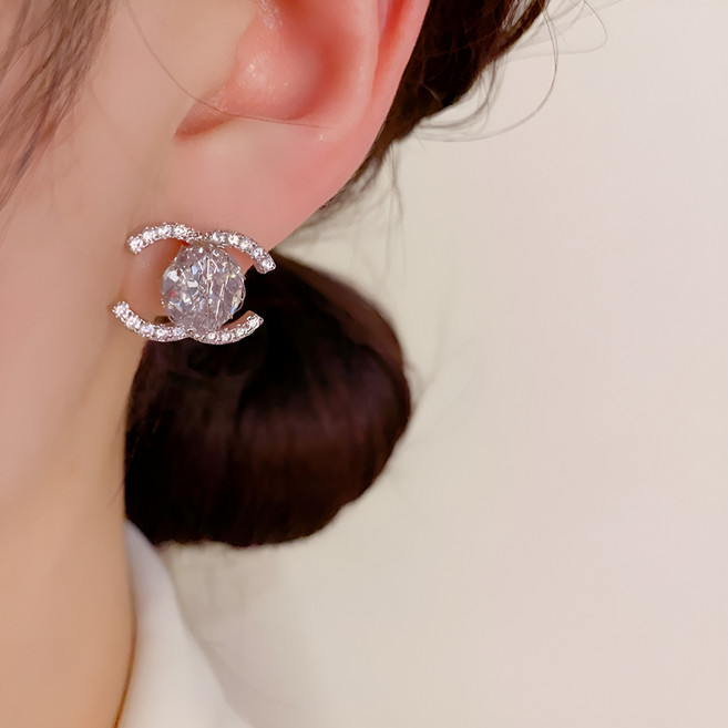 트렌디고 여성 14k 도금 큐빅 포인트 럭셔리 CC라인 써지컬 귀걸이