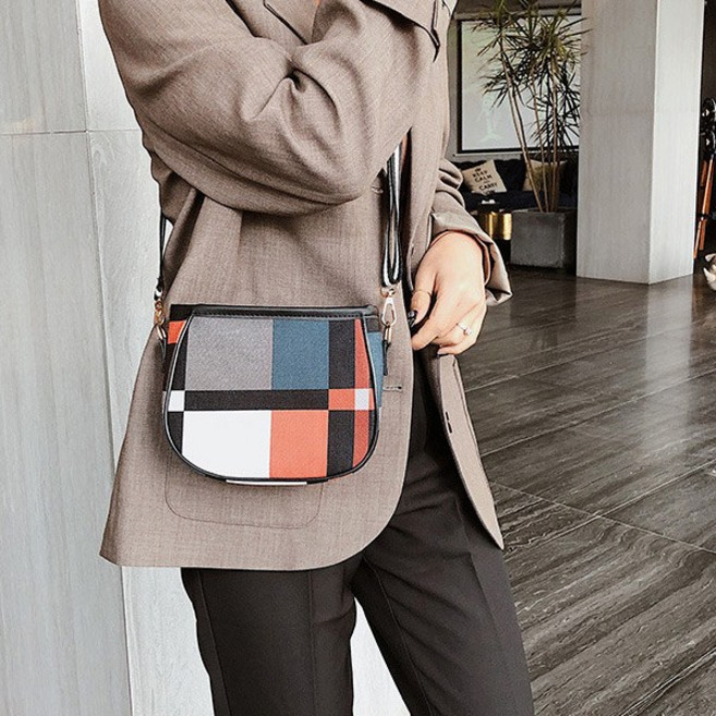 에이스 라운드 체크 여성 크로스백 고급스러운 디자인 브리지지퍼스타일 여성가방 coro3101