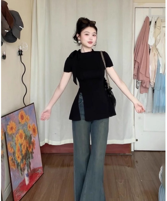 셀리즈로 유니크한 디자인의 어깨 리본 옆트임 슬림 상의