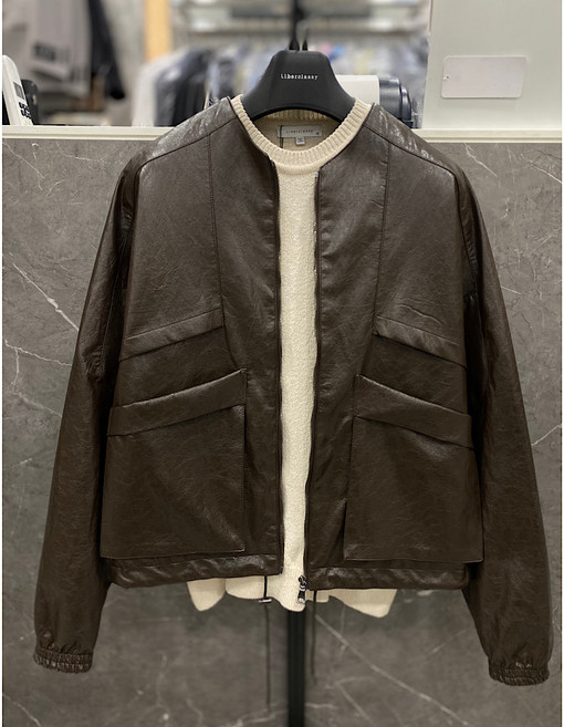 리버클래시 25F/W 브라운 카라리스 라운드넥 오버핏 레더점퍼(LLF22671)_DG