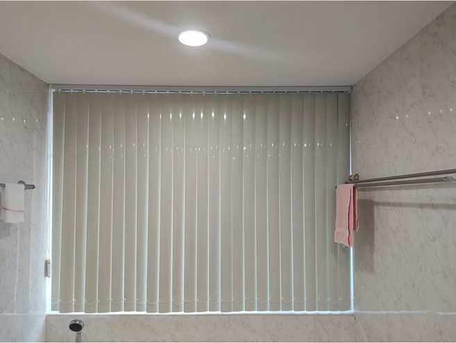 自我主張窗簾坊 直立式鋁合金百葉窗簾 適用浴室及潮濕區域, 詳見包裝