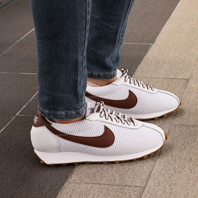 나이키 정품 여성용 1970년대 러닝 헤리티지 레트로 무드와 미니멀한 감성 데일리 스니커즈