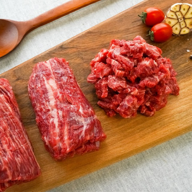 [농업회사법인(주)성진한우] 한우 치마 양지 덩어리 국거리 300g 500g 원뿔 투뿔, 양지국거리 300g(1+), 1개