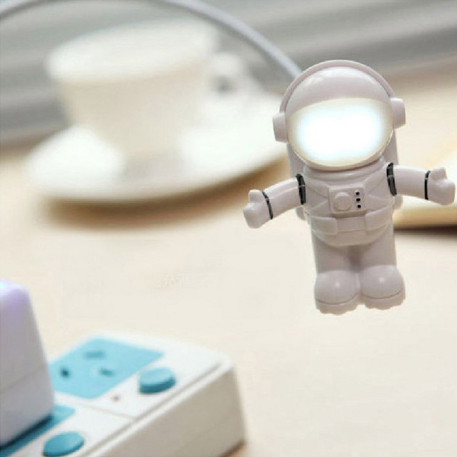 우주 비행하는 USB 우주인 조명