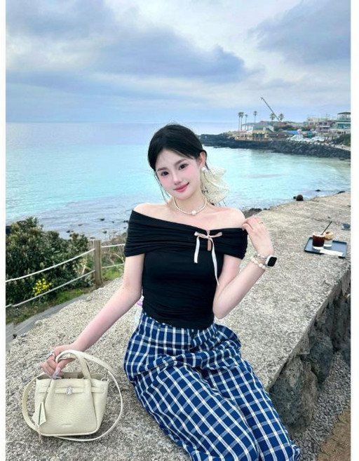 夏季露肩短款上衣 時尚氣質一字肩設計 修身百搭上衣 T恤