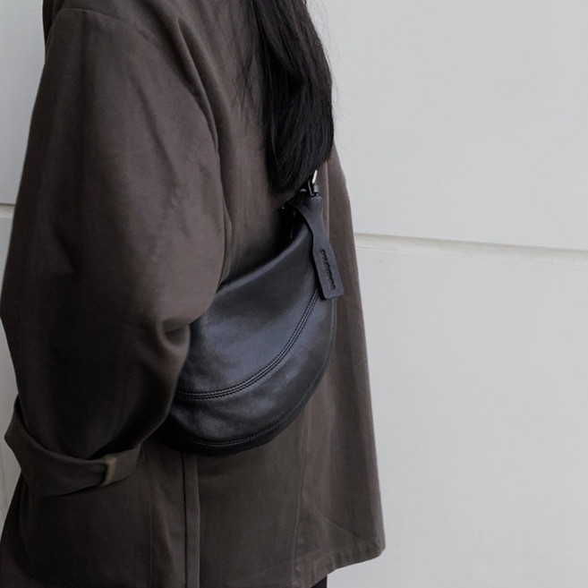 양가죽 반달 크로와상 크로스백