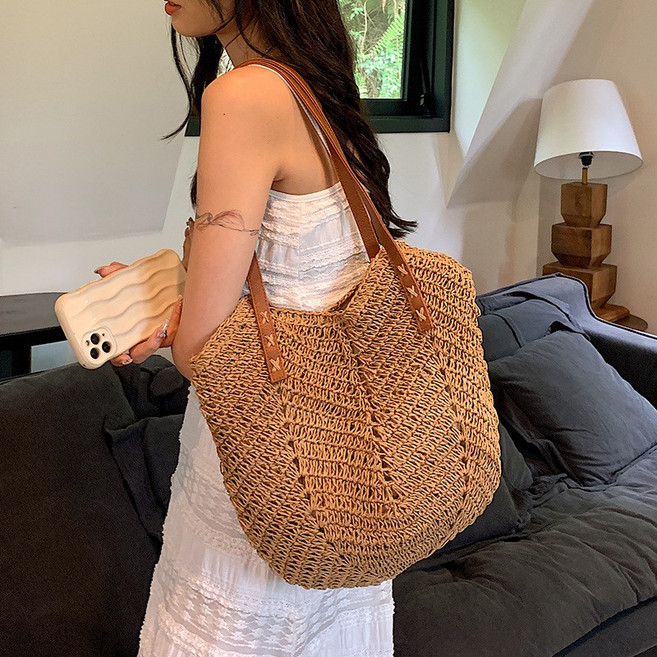 히야린느 V라인이 예쁜 라탄 숄더백 (2colors) 비치백 바캉스백