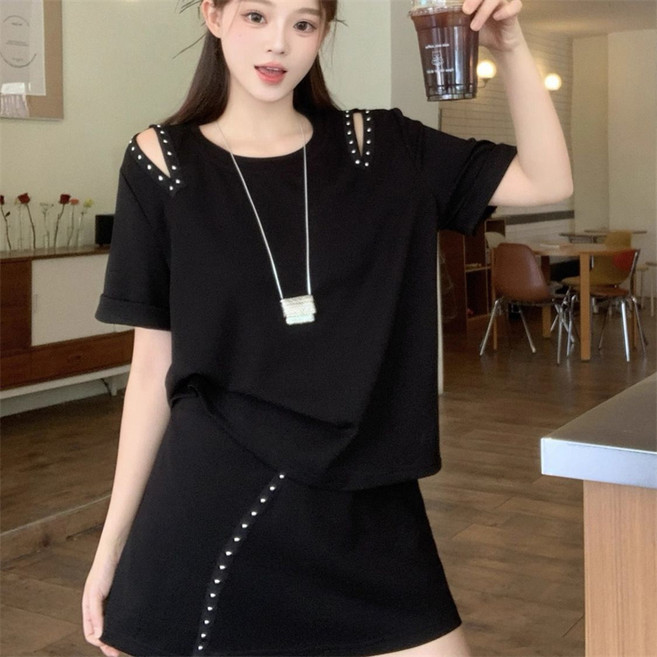 AOKADA [SET] 2피스 여성 어깨트임 스터드 반팔 티셔츠 언밸런스 미니 스커트 세트