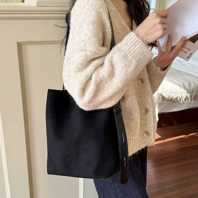 고급파우치 증정 여성 스웨이드 버킷백 길이조절 세무 숄더백 모카