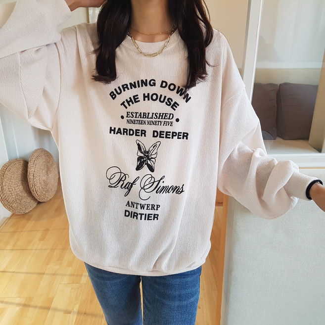 상상그이상 여성용 국내제작 버터플라이 루즈핏 긴팔 니트 맨투맨 라운드넥 간절기용 얇은니트 롱소매 빈티지 나비나염 포인트 꾸안꾸룩