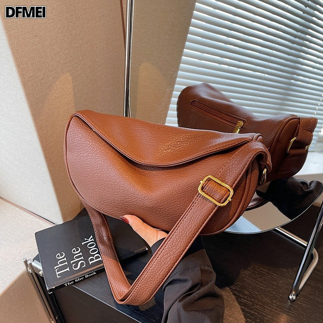 QRU 新款包包女質感pu腋下包簡約純色百搭單肩包潮時尚通勤斜挎手提包, 棕色