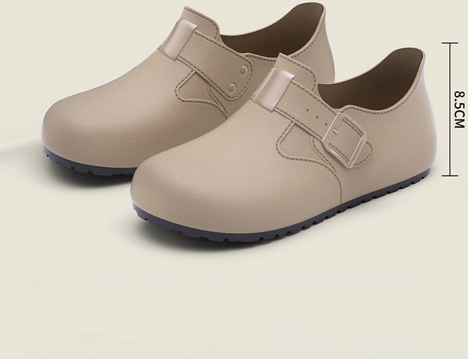 성인 버켄슈 스타일의 로우컷 레인부츠 실리콘 방수 소재의 주방 작업용 미끄럼 방지 기능성 스니커즈로 여름철 비오는 날에도 빠르게 착용할 수 있는 로우컷 디자인입니다.