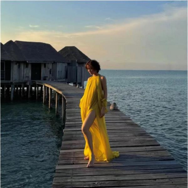 우아한 광저우 13번째 공장 롱 스커트 새로운 스타일 드리프팅 쉬폰 홀리데이 백리스 드레스 v 넥 엠파이어