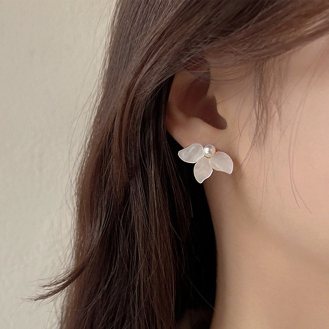 [바네코] 925실버. 은침 하프플라워 자개 귀걸이 여성 이어링