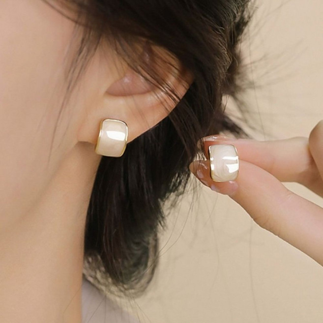 서서몰 신비로운 무드 자개 귀걸이 자연광 반사로 고급스러운 포인트 이어링