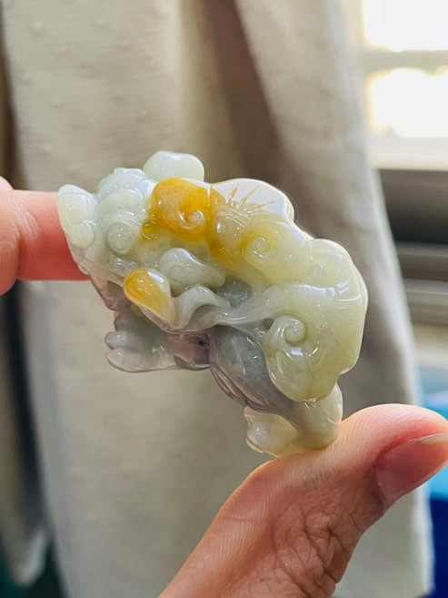 翡翠 A貨 淡綠蜜黃色神獸墜飾, 天然A貨玉 冰潤黃加綠漸變手工巧雕黃金滿載貔貅翡翠擺件 溫潤油亮有光澤 財氣罩頂金如意, 1個