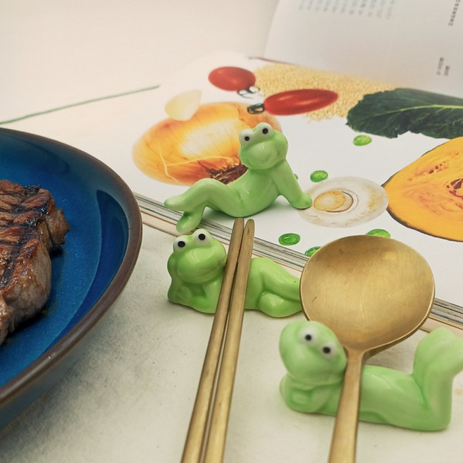 예쁜 개구리 숟가락 젓가락 받침대 수저받침대 커트러리 도자기 세라믹 집들이선물 인테리어소품, 1개, 엎드린개구리