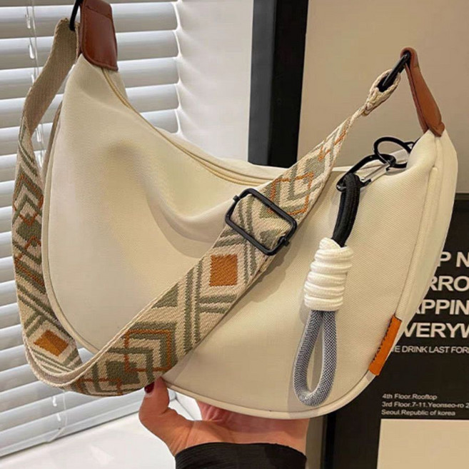 布質斜挎小包 夏季尼龍休閒餃子包 小衆通勤單肩百搭新款, 白拼棕耳仔（格格帶子）