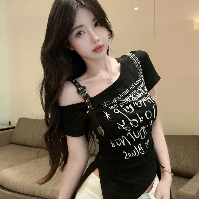 MOSAIRATION 여성 불규칙한 오프숄더 반팔 티셔츠 밑단 트임 섹시한 레터링 티셔츠 I061219