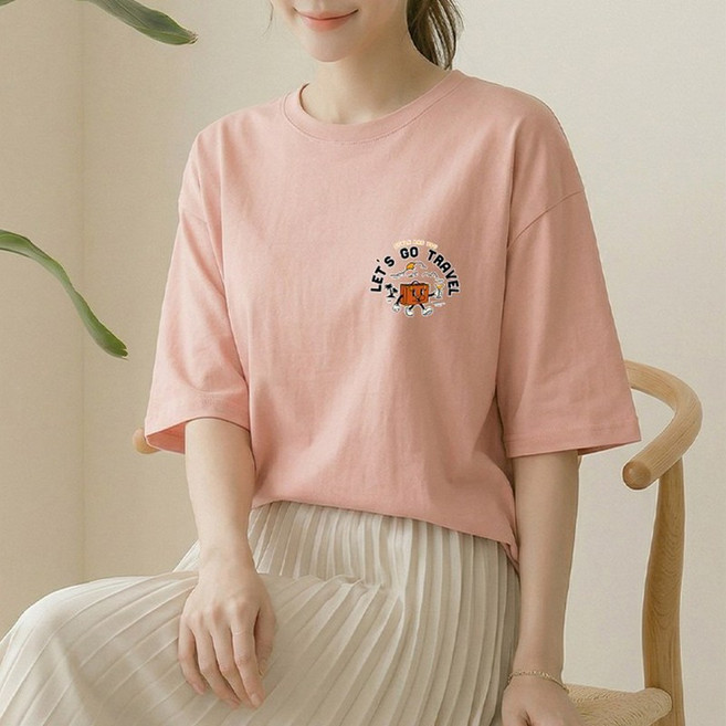 1장 (2장세트 장당7450) 스타일아유 여성 여름 오버핏 반팔 티셔츠 레츠고트래블 여행가방 캐릭터 자수 프린트 루즈핏 롱박스티 TS3930