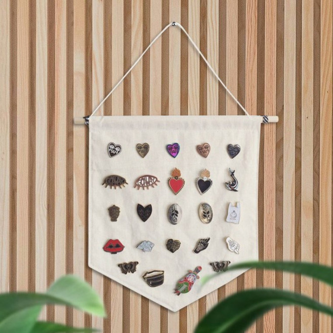 에이모노 뱃지플래그 핀 뱃지 보관 프레임, 캔버스 삼각 플래그 M [아이보리], 1개