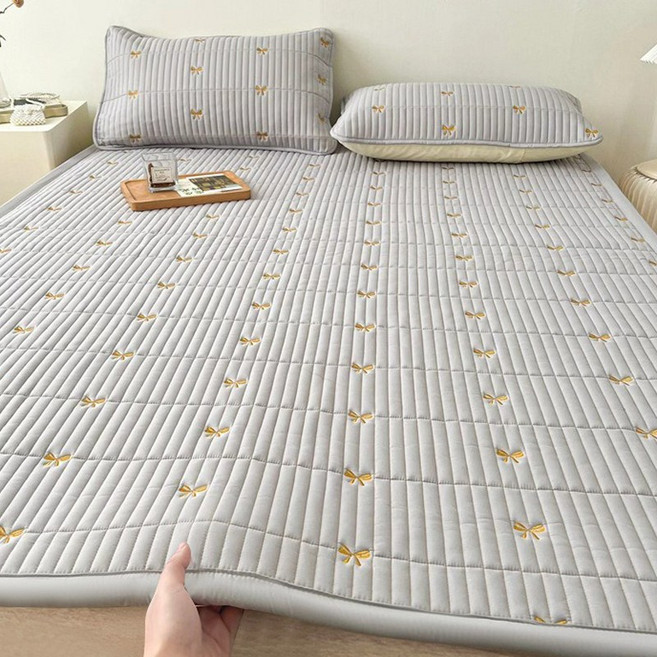 Zebeer 럭키 네잎클로버 나비 자수누빔패드 사계절 침대패드 고정밴딩매트, 그레이-나비