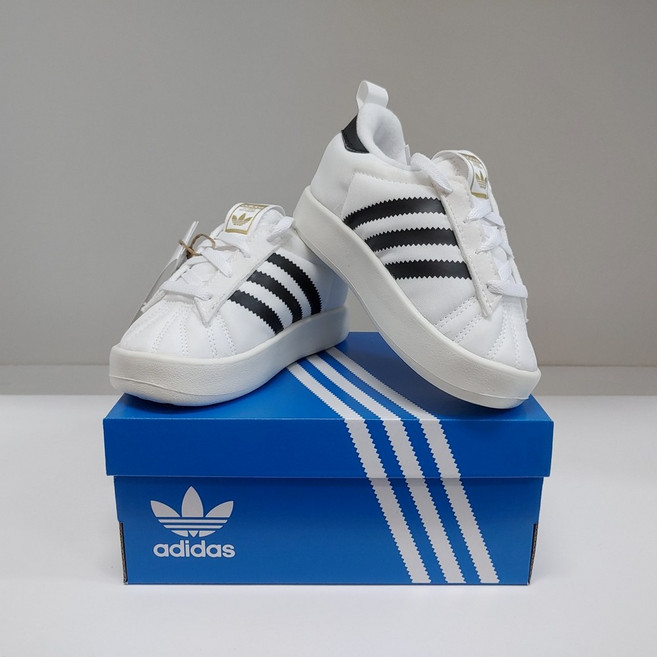 아디다스 키즈 방한화 슈퍼스타 홈 따뜻한 패딩 기모 등원화 패션운동화 스터드레이스 신발끈 제공