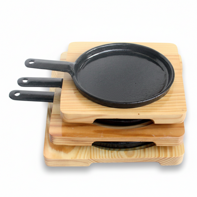 맥반석 원형후라이 스테이크판 주물 손잡이 철판 원형 요리 고기 소세지 안주 무쇠팬 주물팬 업소용 철판 목판포함, 1세트, 1호(소) 상판: 손잡이 포함 길이 약 27cm / 외경지름 약 18.3cm
목판: 가로 21.9, 세로 21.6cm