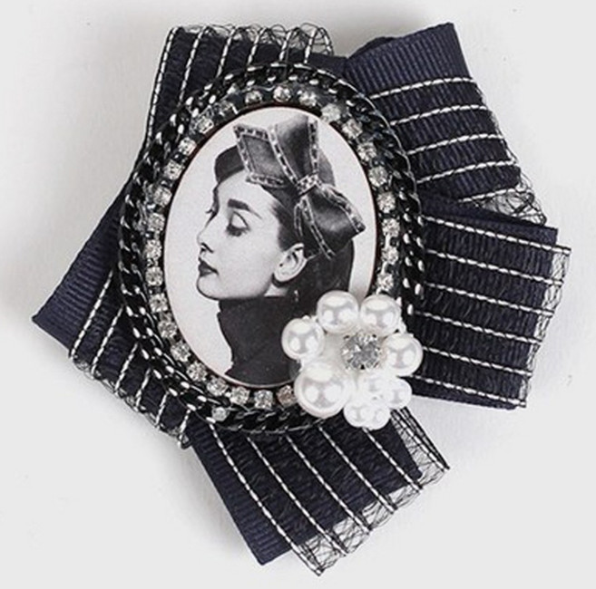 크리스크라운 레이어드 리본 앤버드 브로치