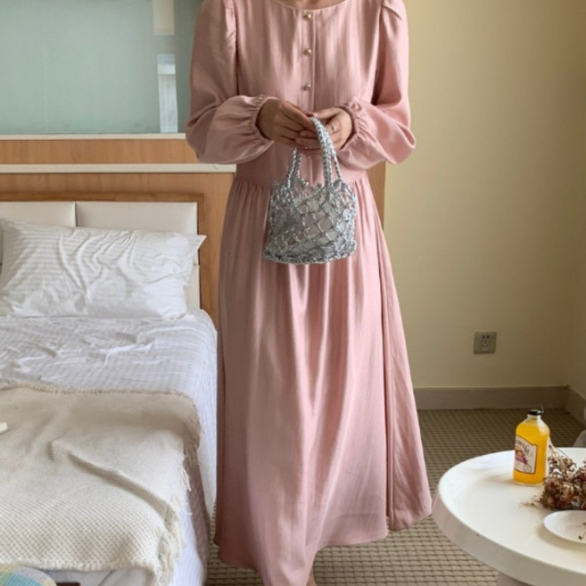 에이원 라운드넥 금장 단추 골드 버튼 셔링 실키 긴소매 여자 플레어 롱 원피스