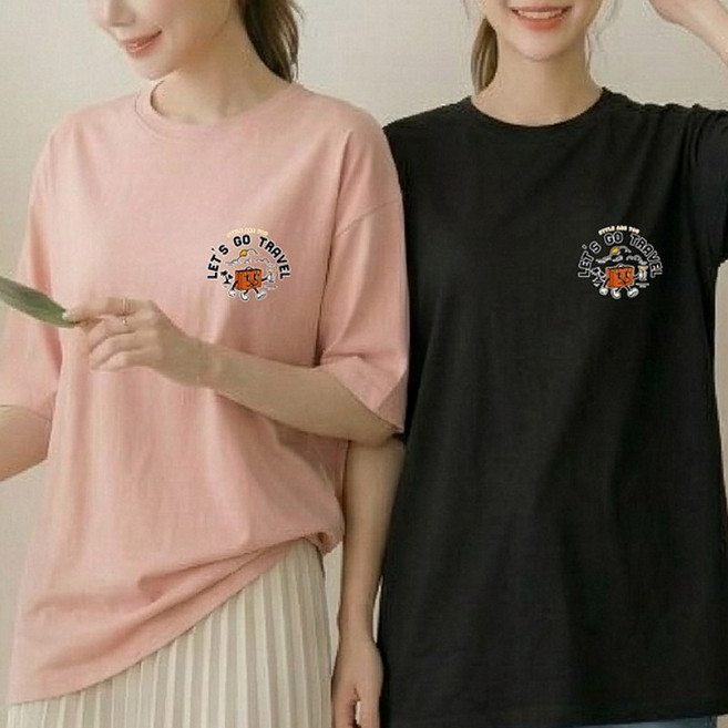 1장 (2장세트 장당7450) 스타일아유 여성 여름 오버핏 반팔 티셔츠 레츠고트래블 여행가방 캐릭터 자수 프린트 루즈핏 롱박스티 TS3930