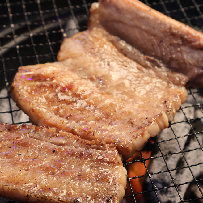 박포갈비 본삼겹살 뼈삼겹 3대 1kg 양념돼지포갈비 포갈비 구이용 양념돼지갈비 [쌈뽕미트]에서 뼈삼겹을 한땀 한땀 포를 뜬 후 특제양념에 재운 돼지갈비, 2개