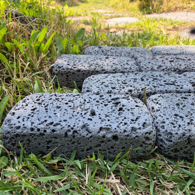 [레드조경] 현무암 굴림 벽돌 벽돌100x200x50 파레트 화단 경계석 전원주택 정원 꾸미기 가꾸기 마당 받침대 인테리어 벽돌 인조벽돌 황토벽돌 화산석 파벽돌, 100개