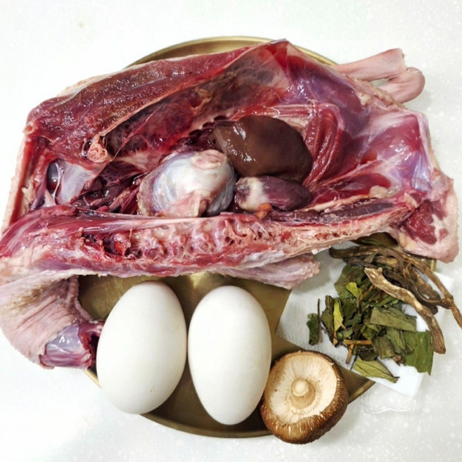 거위고기 과일먹인 건강한 거위고기반마리(1.6키로내외)+거위알2구, 1.6kg, 1개