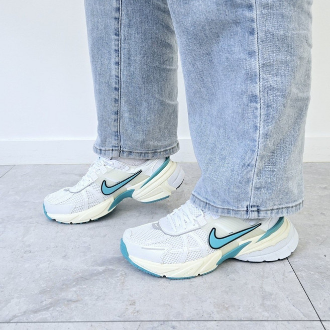 나이키 남여공용 런닝화 V2K RUN 가벼운 데일리 운동화 얼룩지우개 증정