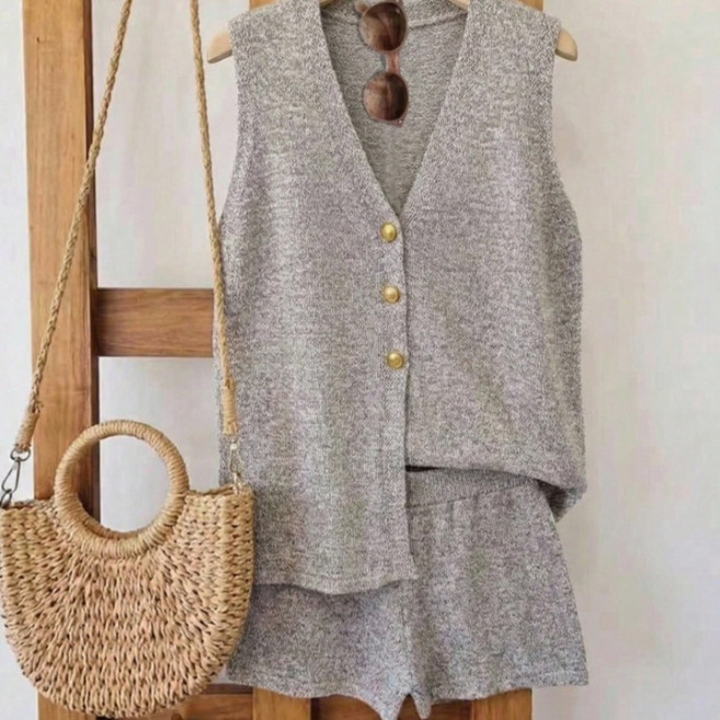 Fashion loose commuting solid color sleeveless top+slim shorts knitted thin suit is light.