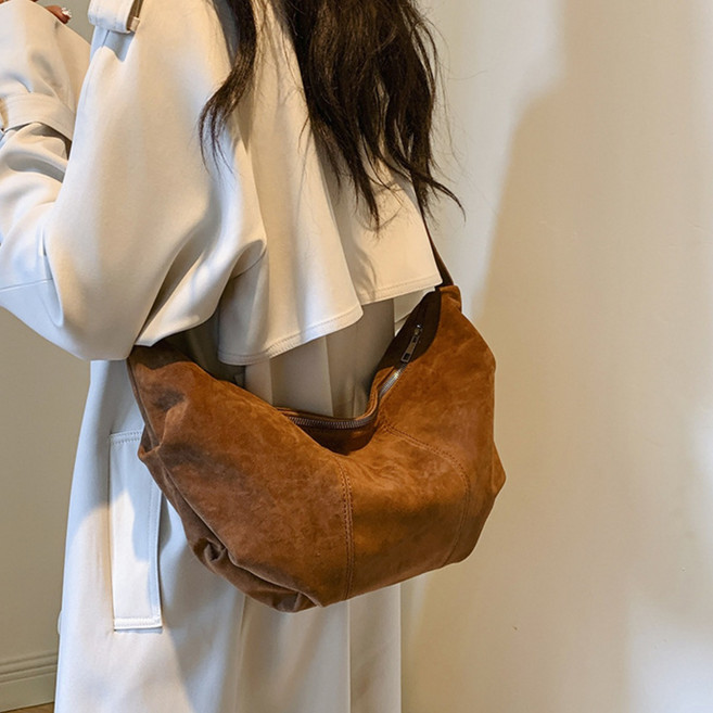 소울린느 스웨이드 벨벳 소재 크로와상 보부상백 (2colors)