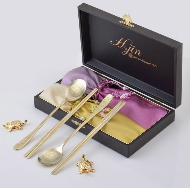 [H.jin 비단 십장생 티타늄골드 수저세트] 선물포장+쇼핑백 회사 기업 단체선물 외국인선물 바이어 창립기념일 직원선물 고급답례품 결혼 칠순 팔순 거래처 부모님 구정 설선물셋트, 1개, 수저 2인구성, 금빛