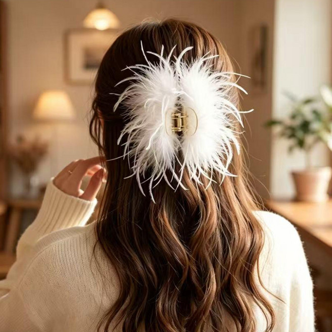 고급스러운 분위기의 타조털 헤어핀 미니멀한 디자인의 집게 뒤통수 올림머리 샤크 헤어핀